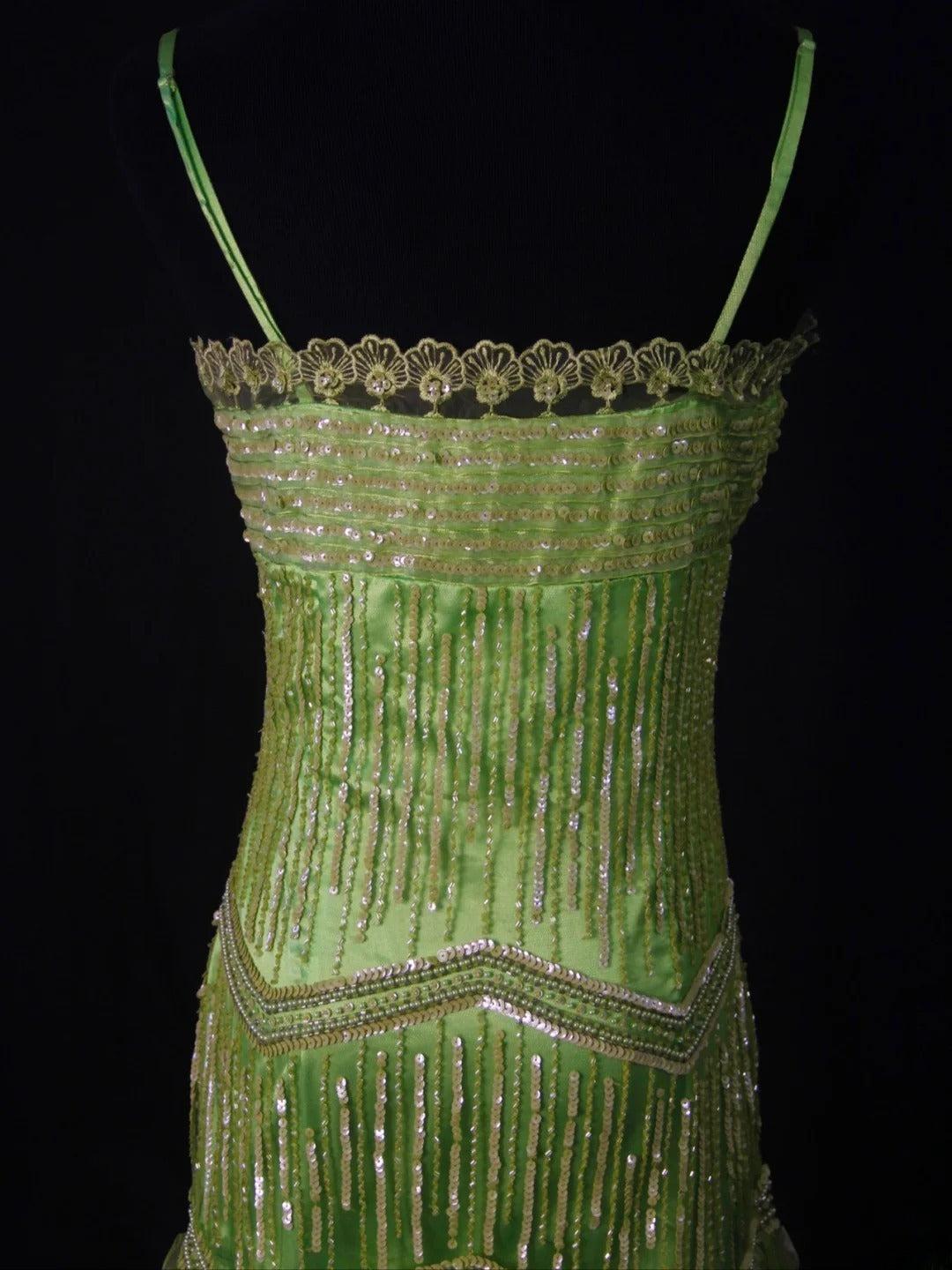 Robe de cocktail vintage sirène à fines bretelles en tulle vert orné de perles, idéale pour un 18e anniversaire ou un bal de promo (AS460)