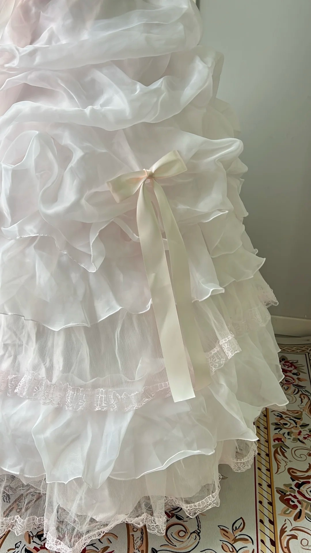 Sweet 16 Kleid trägerlos rosa weiß gestuftes Ballkleid mit Schleifen Spitzenstickerei bodenlanges Quinceanera-Kleid RC0787