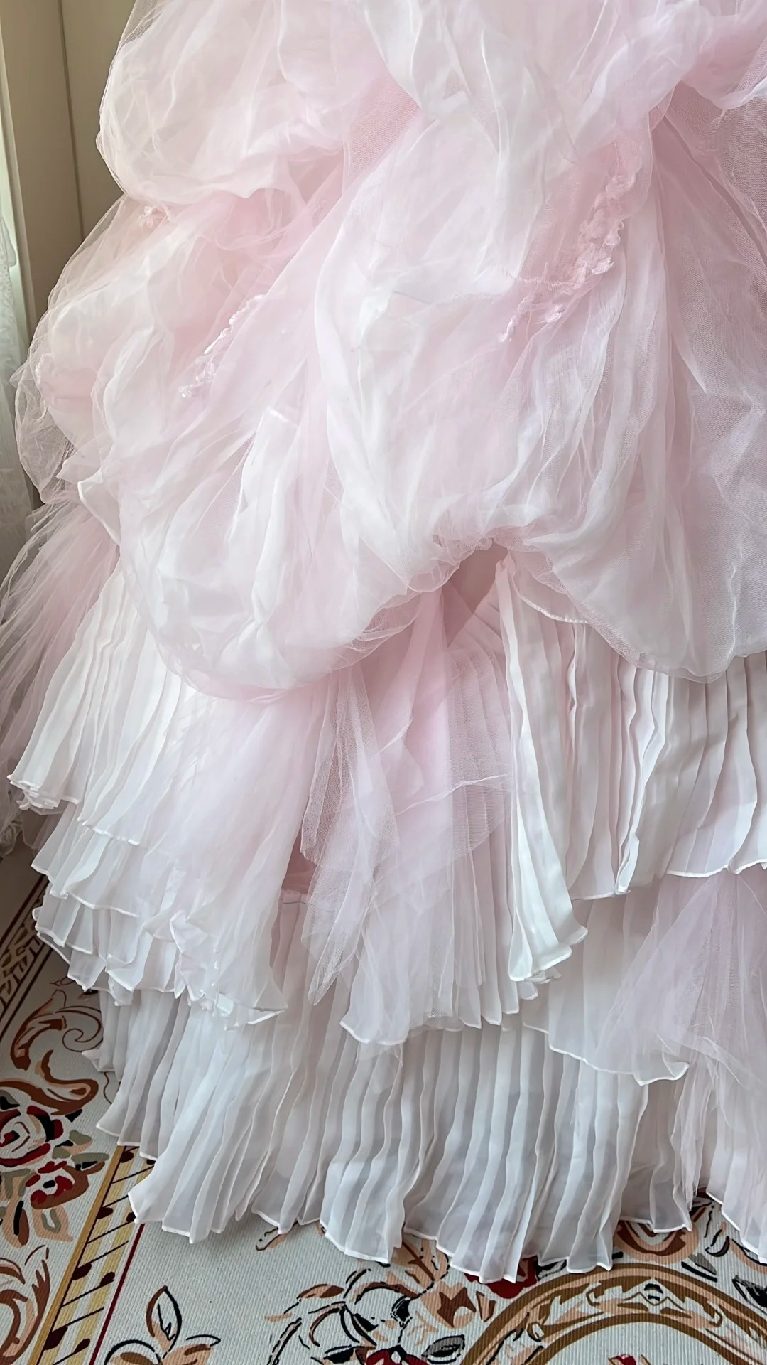 Märchenhaftes Sweet 16 Prinzessinnenkleid trägerlos aus Spitze in Rosa mit gestuftem Rüschenrock und Applikationen bodenlang RC0793