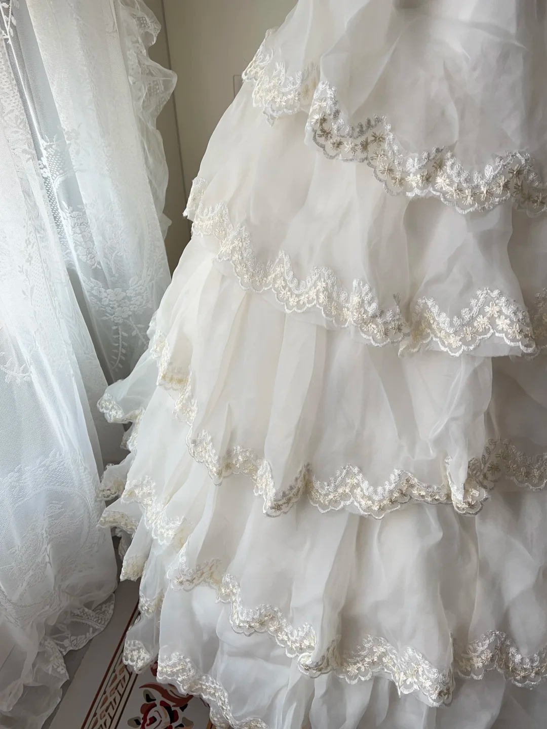 Märchenhaftes Prinzessinnenkleid zum 16. Geburtstag, V-Ausschnitt, Tüll, Spitze, gestufter Rüschenrock mit Applikationen, bodenlang RC0796