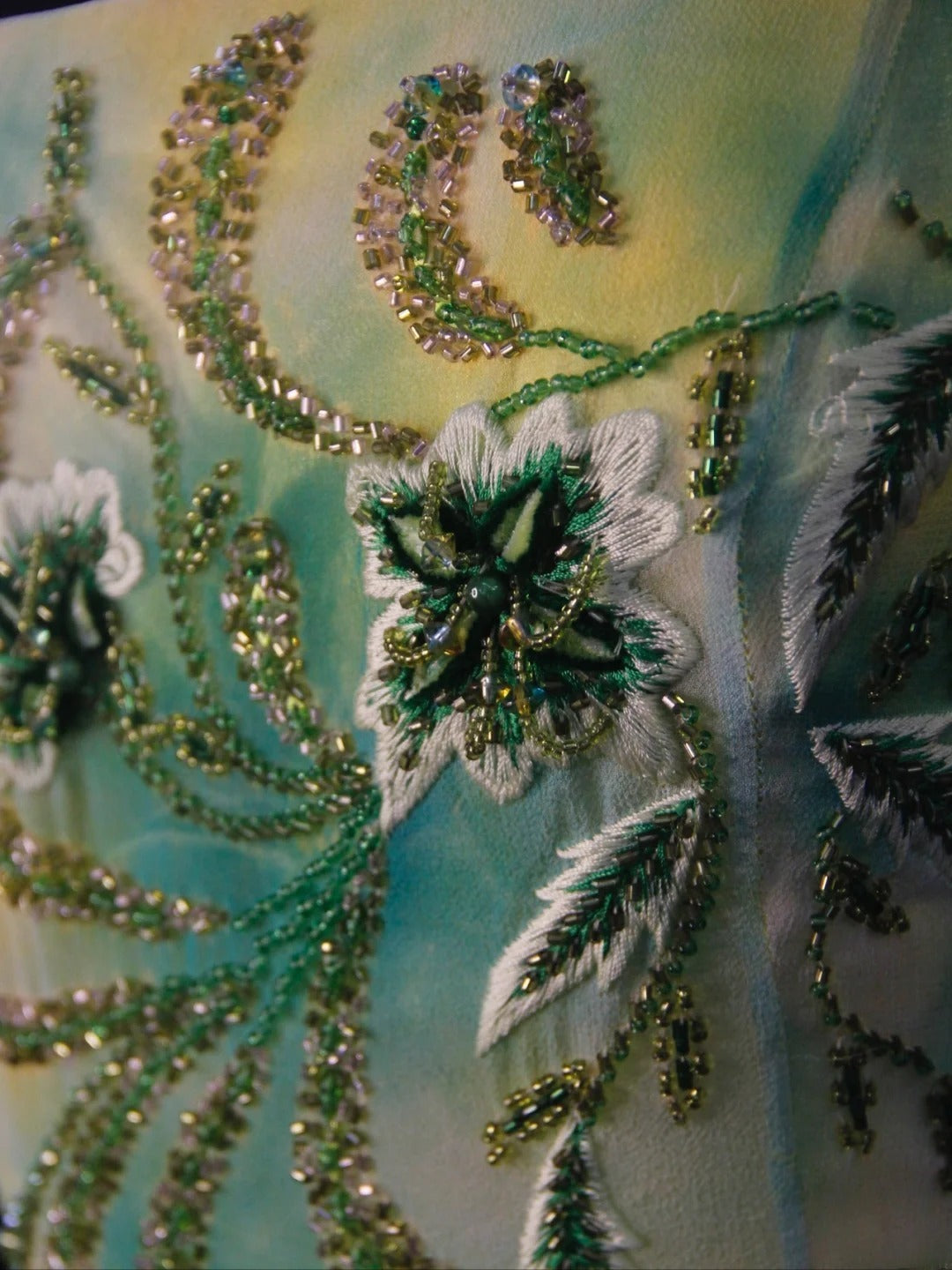 Retro 80er Jahre Meerjungfrauen-Trägerloses grünes Chiffonkleid mit Blumenmuster und Perlenstickerei – Langes Ballkleid als Inspiration für den 22. Geburtstag – Abendkleid AS485