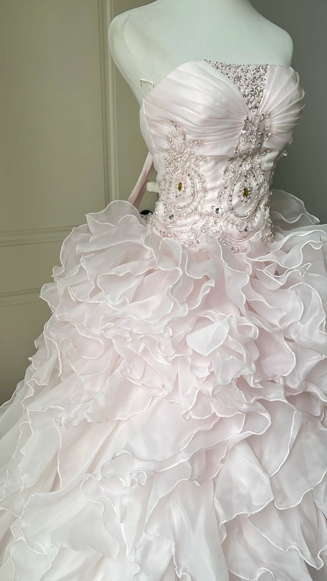 Märchenhaftes Sweet 16 Prinzessinnen-Ballkleid, trägerlos, rosa, mit gestuftem Rüschenrock und Spitze, bodenlang RC0801
