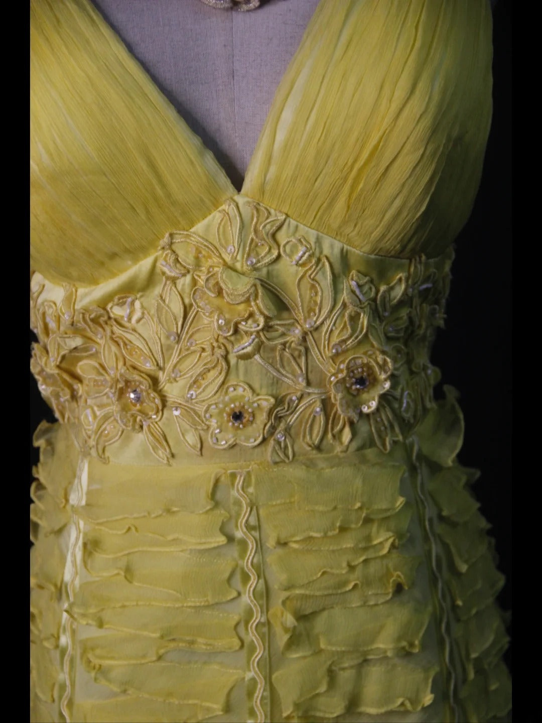Vintage Etuikleid aus gelbem Tüll mit Blumenmuster und V-Ausschnitt, ideal für den 18. Geburtstag, den Abschlussball oder als Cocktailkleid (AS499)