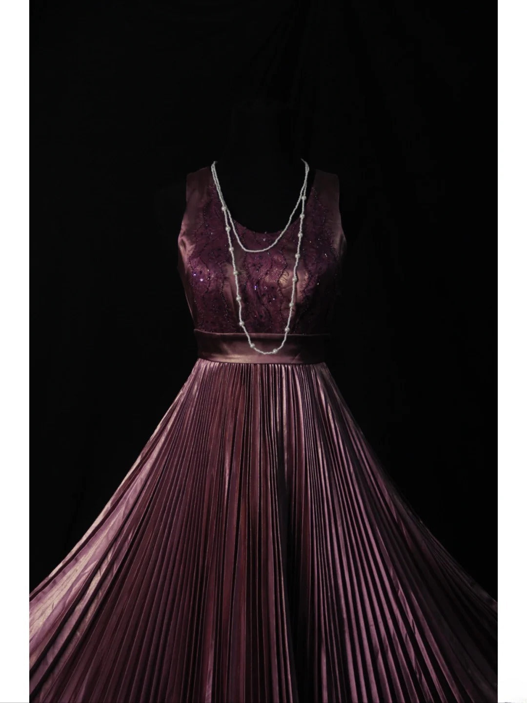Robe de bal longue vintage lilas des années 1950, coupe trapèze, ornée de perles et d'un corsage plissé. Inspiration pour une tenue de 18 ans ou une robe de soirée (AS501).