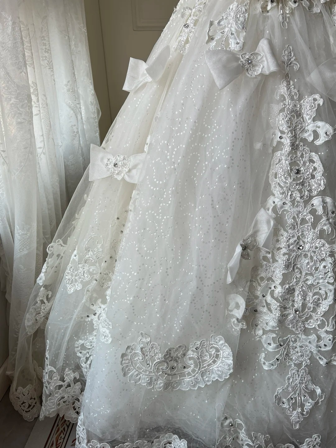 White Wedding Dress Ball Gown Modest Strapless With Appliques Lace Bridal Gown RC0813