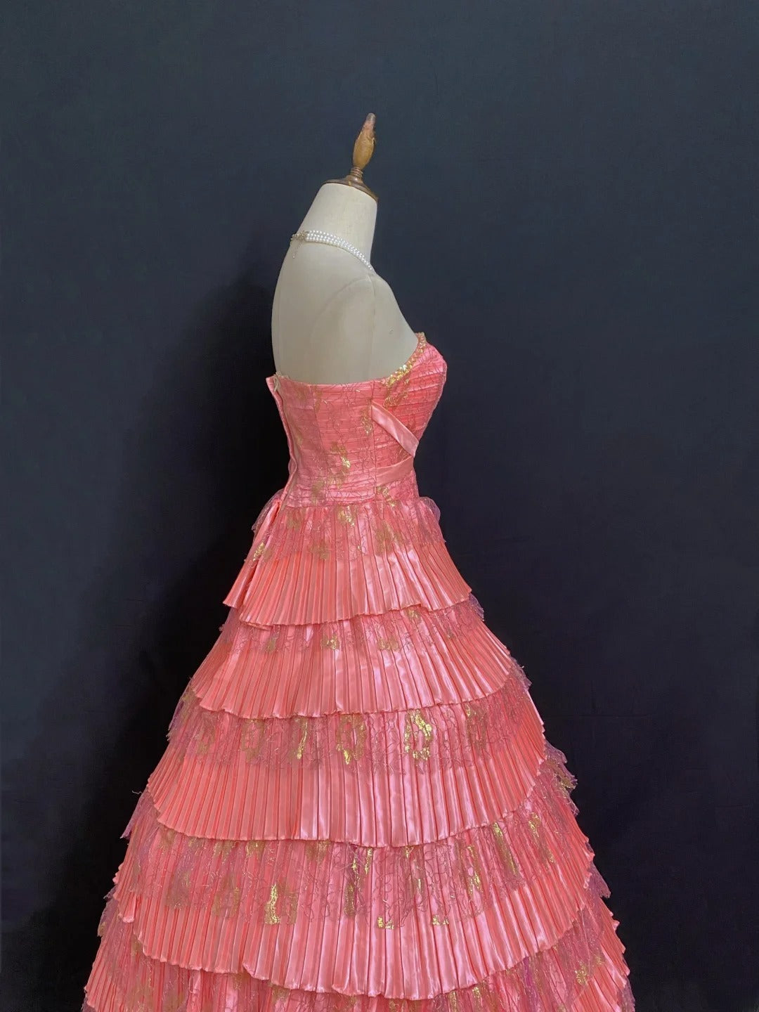 Princesses Fairytale Ball Gown Strapless Coral Pink With Tiered Gold Appliqued Quince Dress Quinceanera Dresses 17th Birthday Outfit RB7984