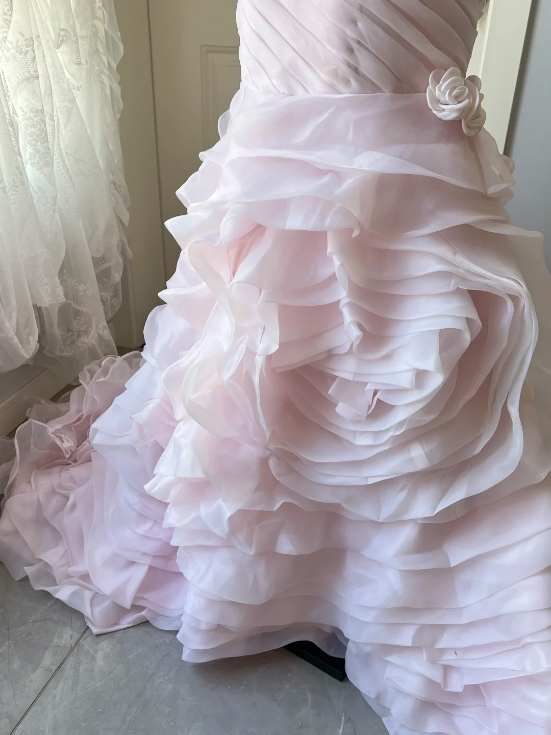 Rosa Hochzeitskleid, dezent, Meerjungfrau-Stil, trägerlos, mit gestuften Lagen, langes Brautkleid RC0844