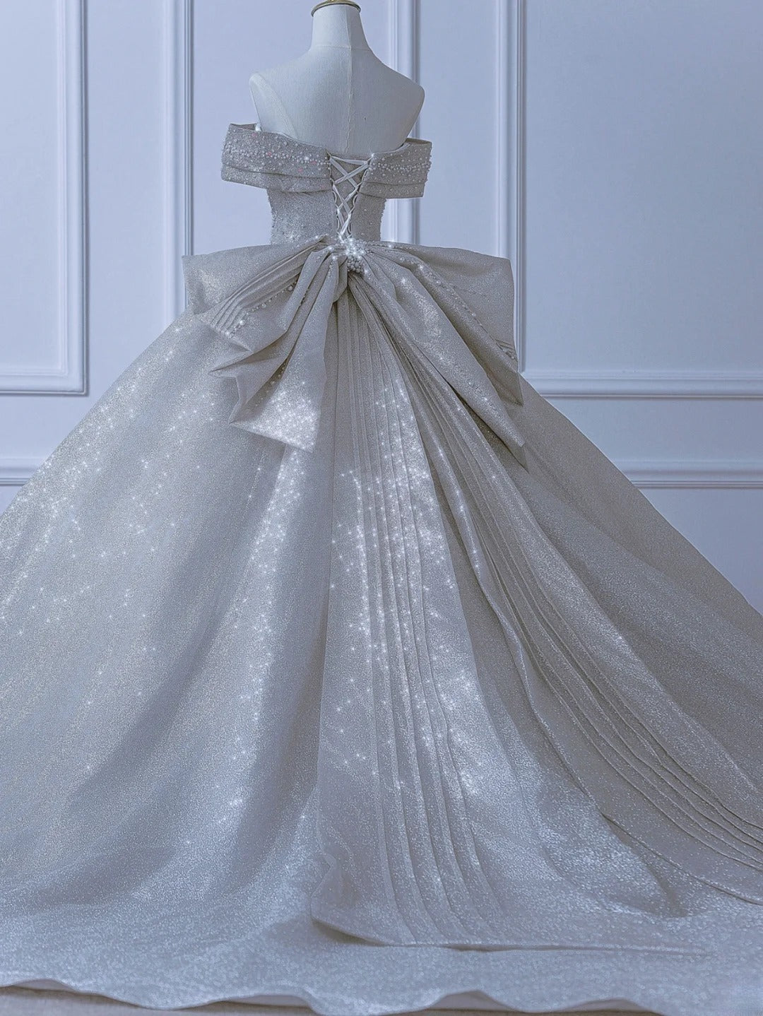 Robe de mariée longue et sobre, style bal, épaules dénudées, sequins, corsage plissé, traîne, AS552