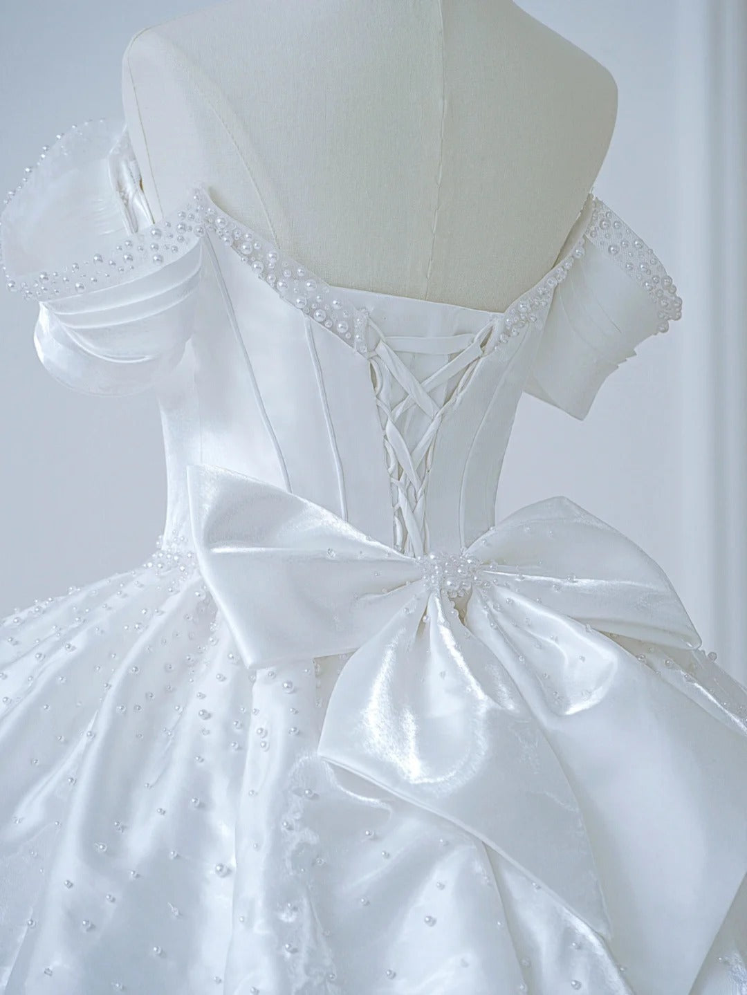 Elegantes langes Brautkleid im Ballkleid-Stil aus weißem Satin mit schulterfreiem Ausschnitt, plissiertem Oberteil und Schleppe (Modell AS555)