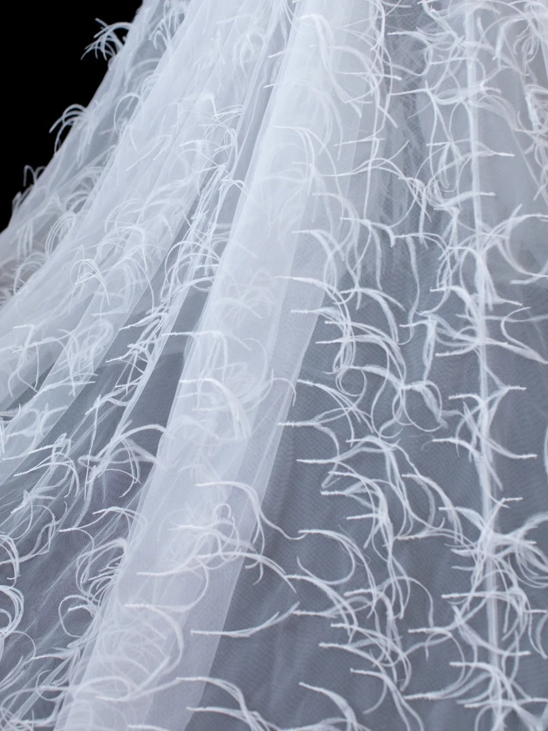 Zeitloses, kurzes, figurbetontes Vintage-Brautkleid im Stil der 1920er Jahre mit A-Linien-Schnitt, trägerlos, ärmellos, aus weißer Spitze mit Federn, AS584