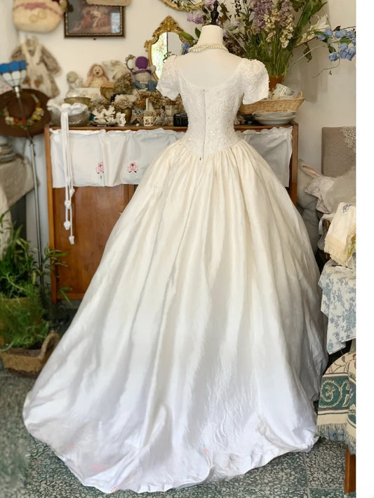Vintage Wedding Dress White Ball Gown Square Neck Short Sleeves Pearls Bridal Gown for Big Day RB9606
