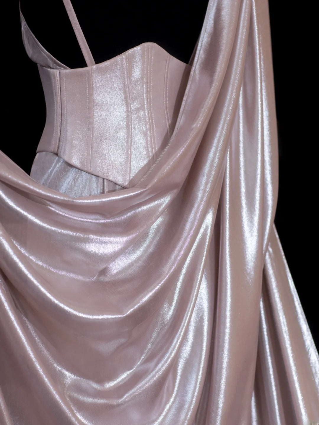 Robe de bal longue de soirée chic et élégante en satin rose satiné à fines bretelles spaghetti et fente style cape AS600