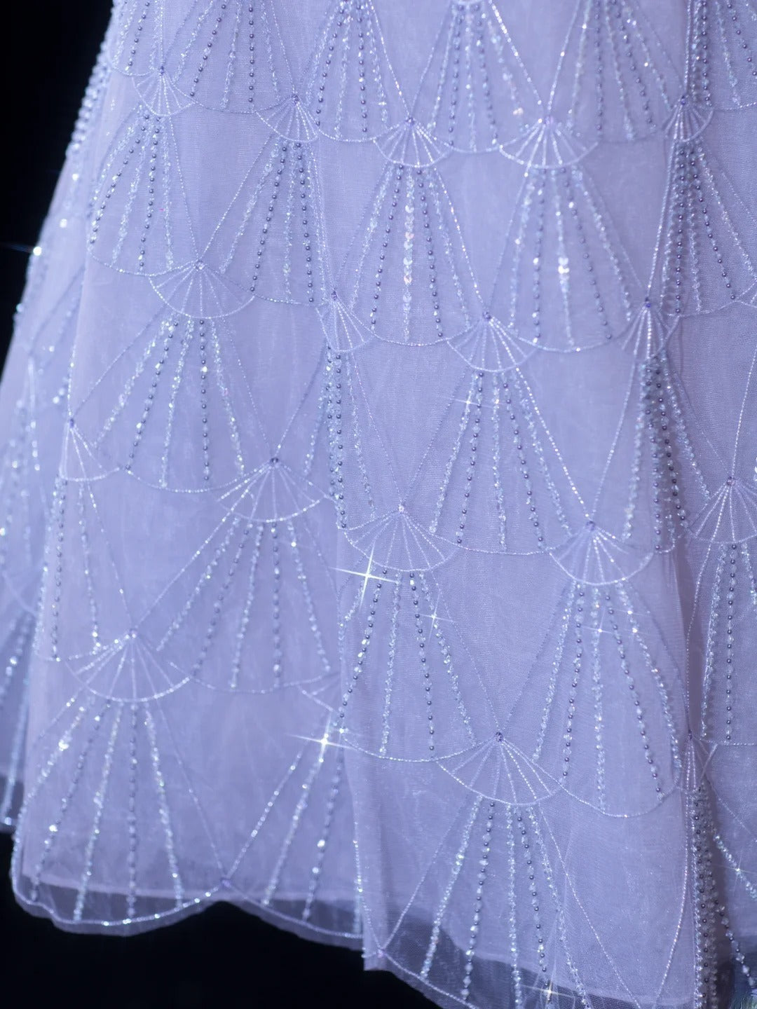 Elegantes, trägerloses Ballkleid aus lila Tüll mit Perlen – ein echter Hingucker! Midi-Länge, perfekt für Abschlussball und Party. AS608