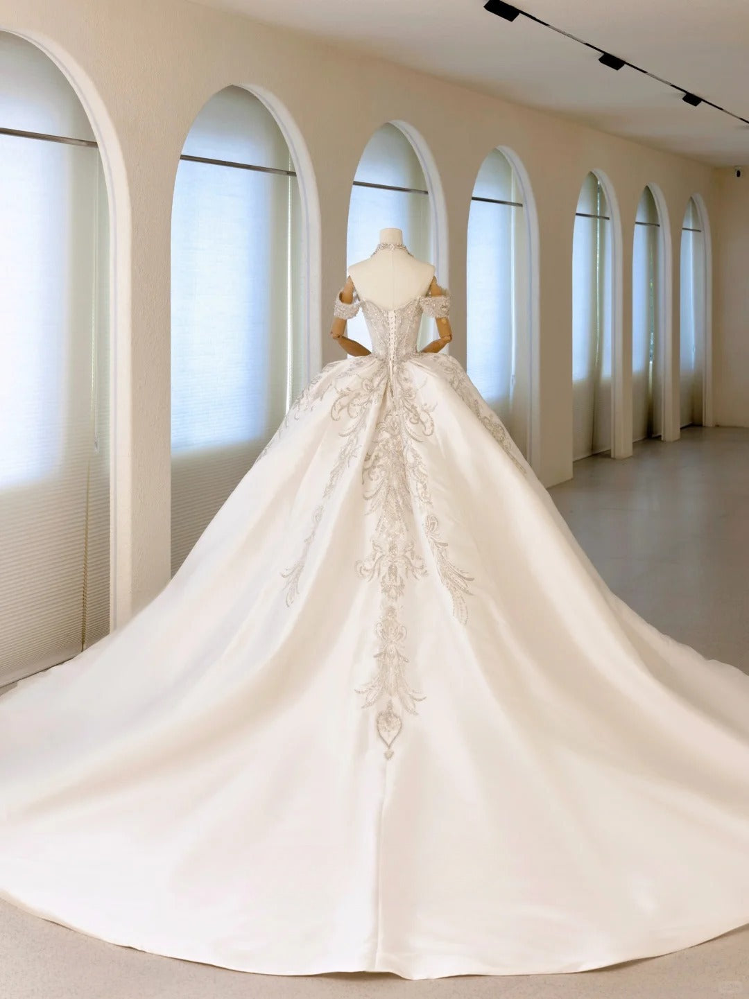 Luxuriöses schulterfreies Ballkleid für Damen mit perlenbesetzter Applikation und langer Schleppe aus weißem Satin, Hochzeitskleid AU017