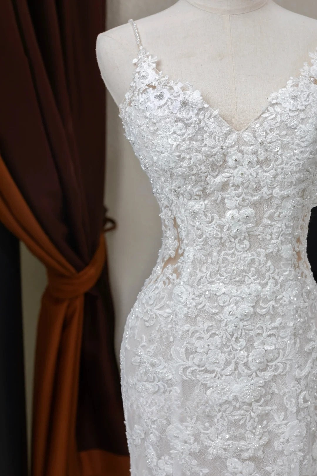 Bezauberndes langes Meerjungfrauen-Brautkleid mit Spaghettiträgern aus Tüllspitze in Weiß, AU027