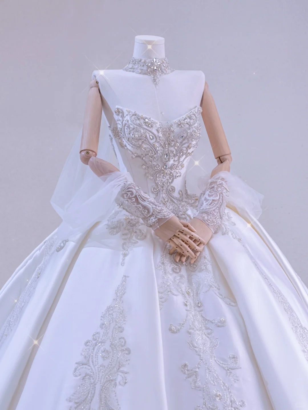Romantisches Damen-Ballkleid mit Herzausschnitt, langen Ärmeln, applizierter weißer Spitze und Satinschleppe, Hochzeitskleid AU032
