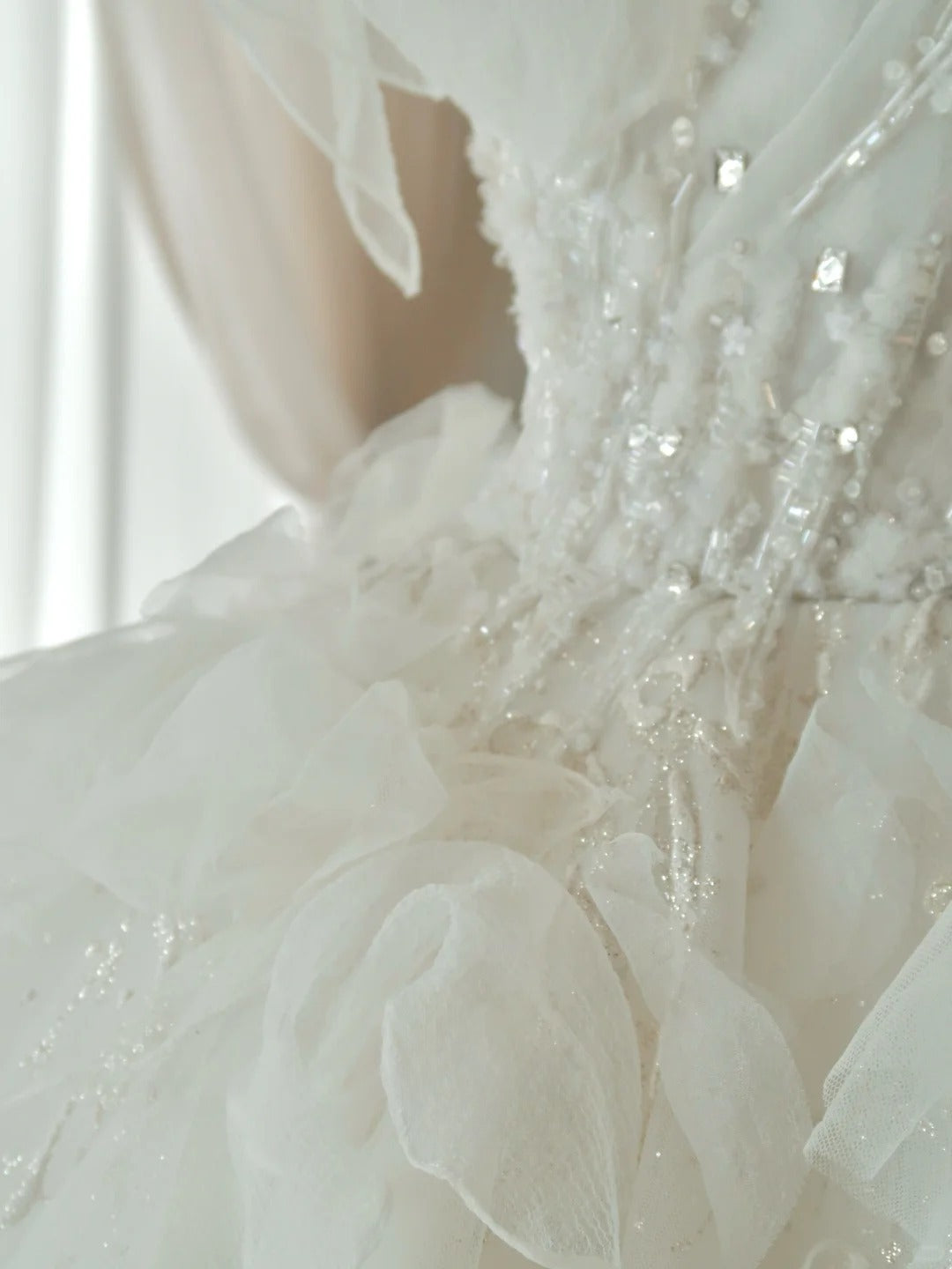 Classic Ball Gown Strapless White Tulle Groom Bride Gown Bridal Dress Style Wedding Dresses RB6986