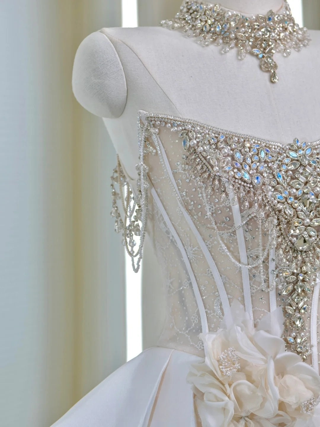 Robe de bal bustier blanche en satin ornée de perles argentées, longueur au sol, pour femme de princesse (AU037)