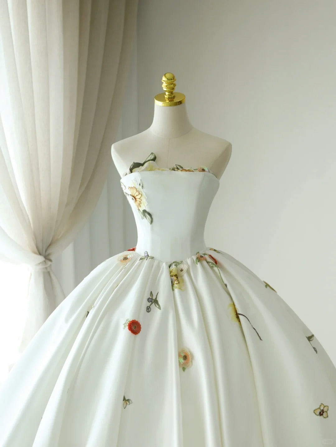 Classic Ball Gown Strapless White Green Satin With Ruffled Long Groom Bride Gown Bridal Dress Modest Wedding Dresses RB7693