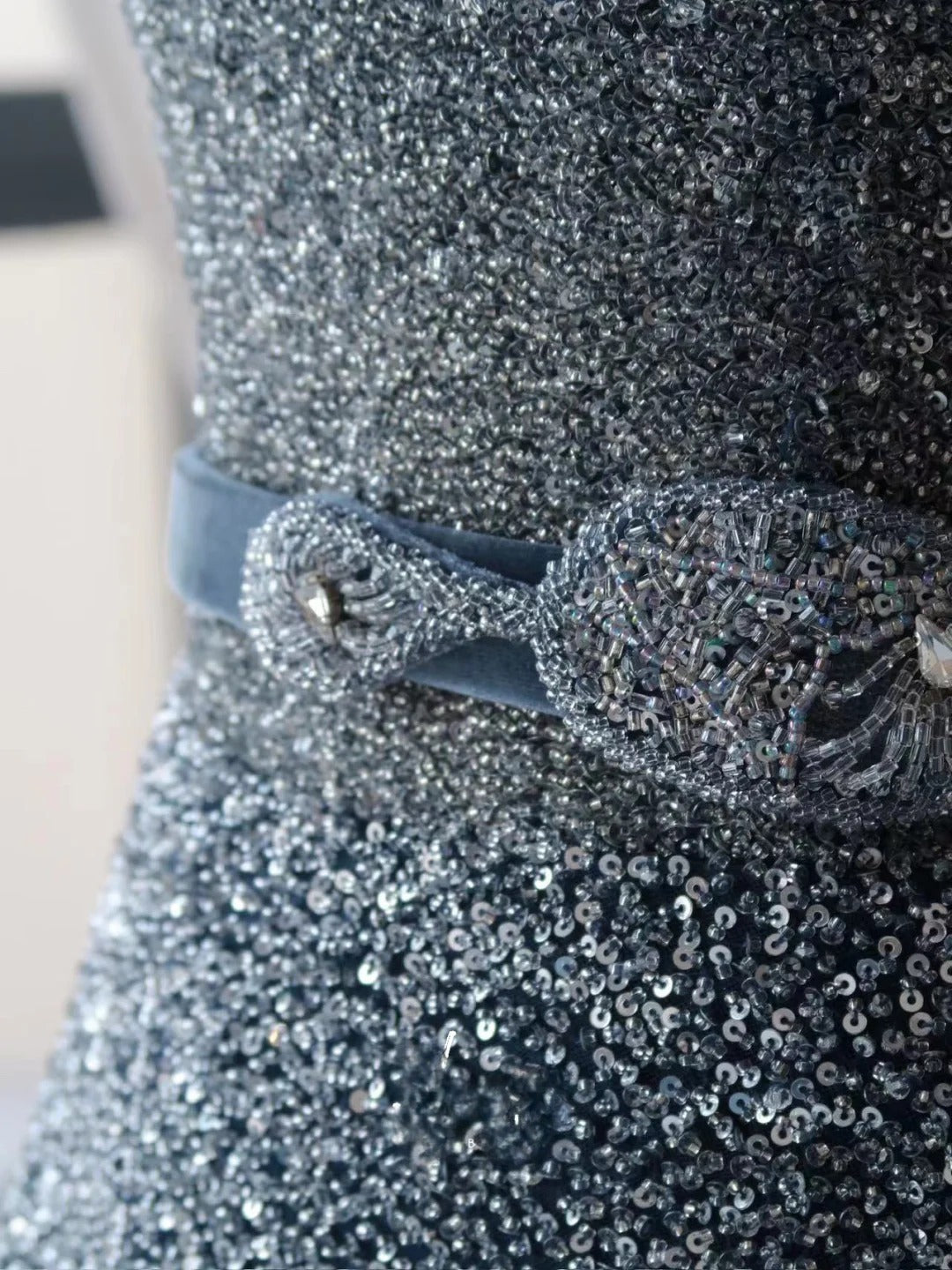 Bezauberndes trägerloses Ballkleid in Marineblau mit silbernen Perlen, ärmelloses Tüllkleid, langes Ballkleid AU082