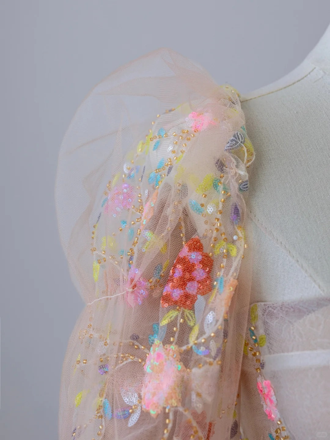 Robe de bal longue trapèze bustier à manches longues en dentelle florale, modèle AU102