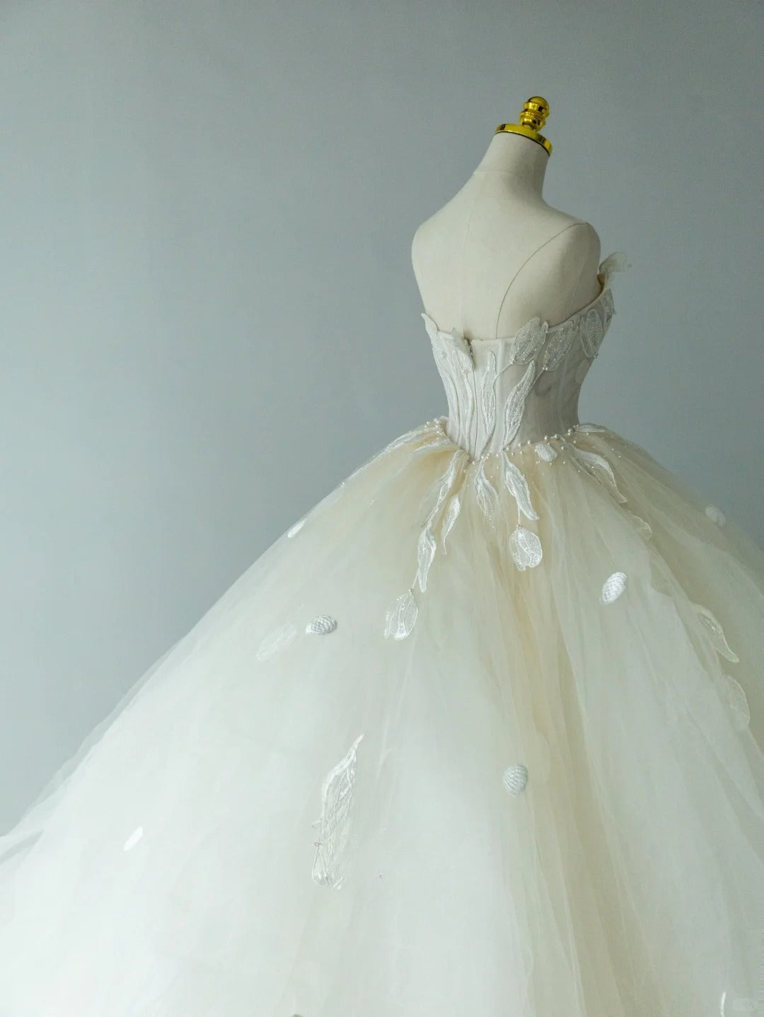 Classic Ball Gown Strapless Cream Ivory Lace Tulle Long Groom Bride Gown Bridal Dress Modest Wedding Dresses RB7701