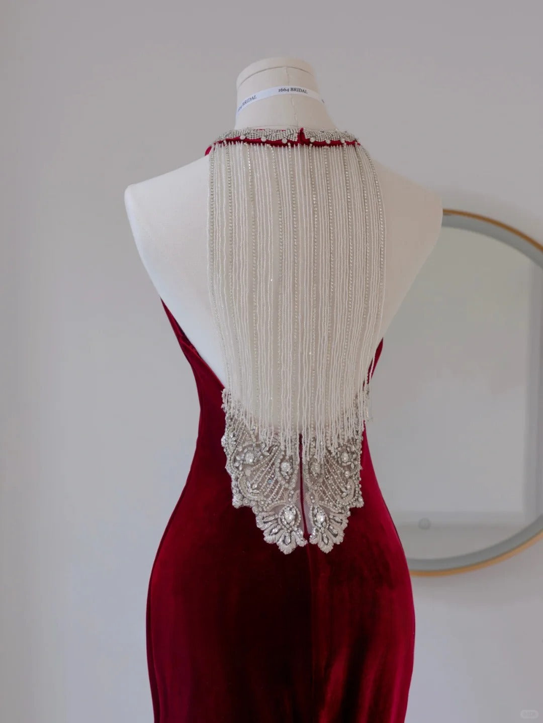 Einfaches, weinrotes, rückenfreies, langes Meerjungfrauen-Abendkleid aus Samt mit Rundhalsausschnitt, AU142