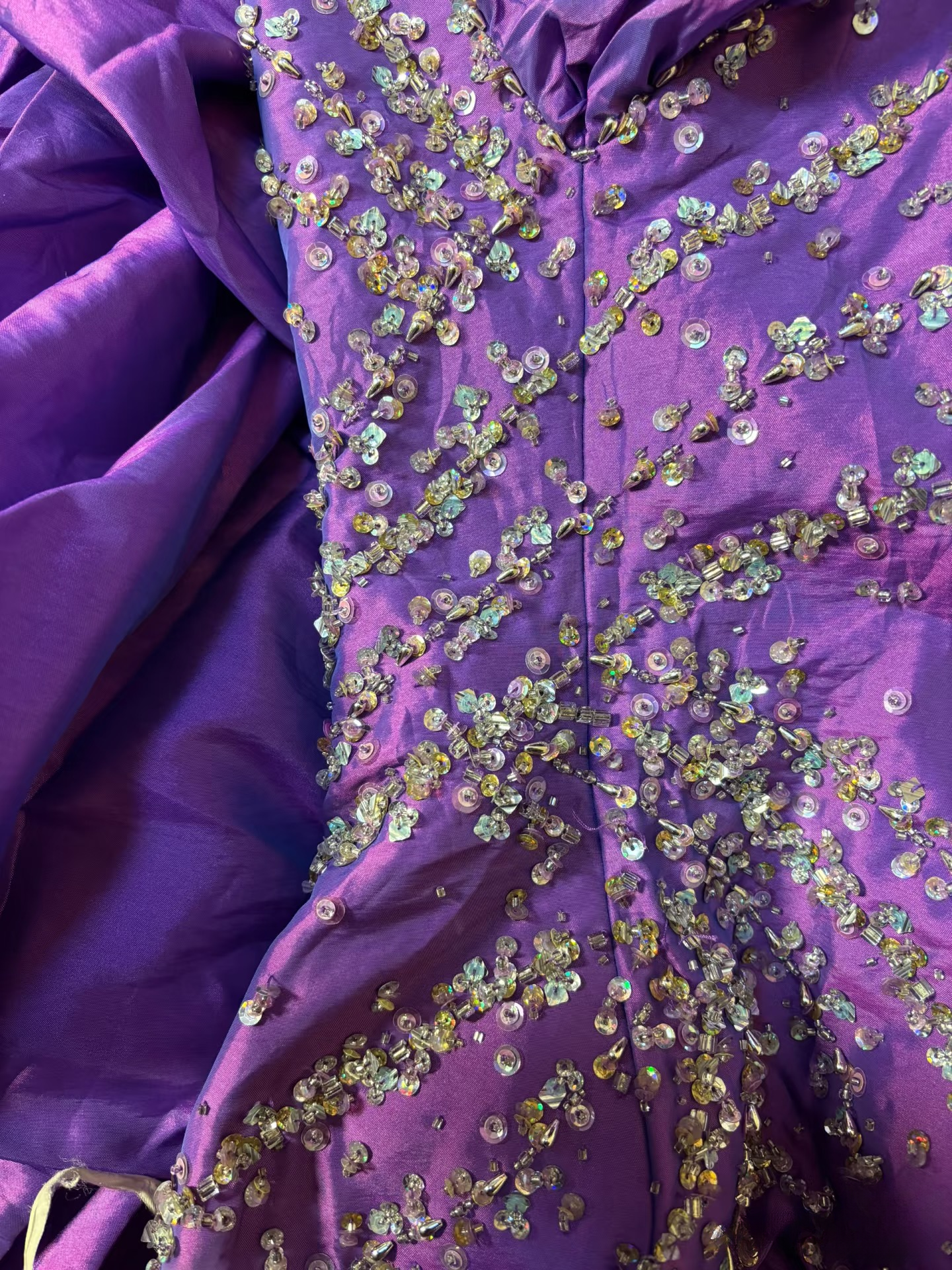 Vintage Ballkleid, herzförmiger Ausschnitt, weinrot mit Lagen, Perlen, ärmellos, 90er Jahre, langes Abiballkleid, AU180