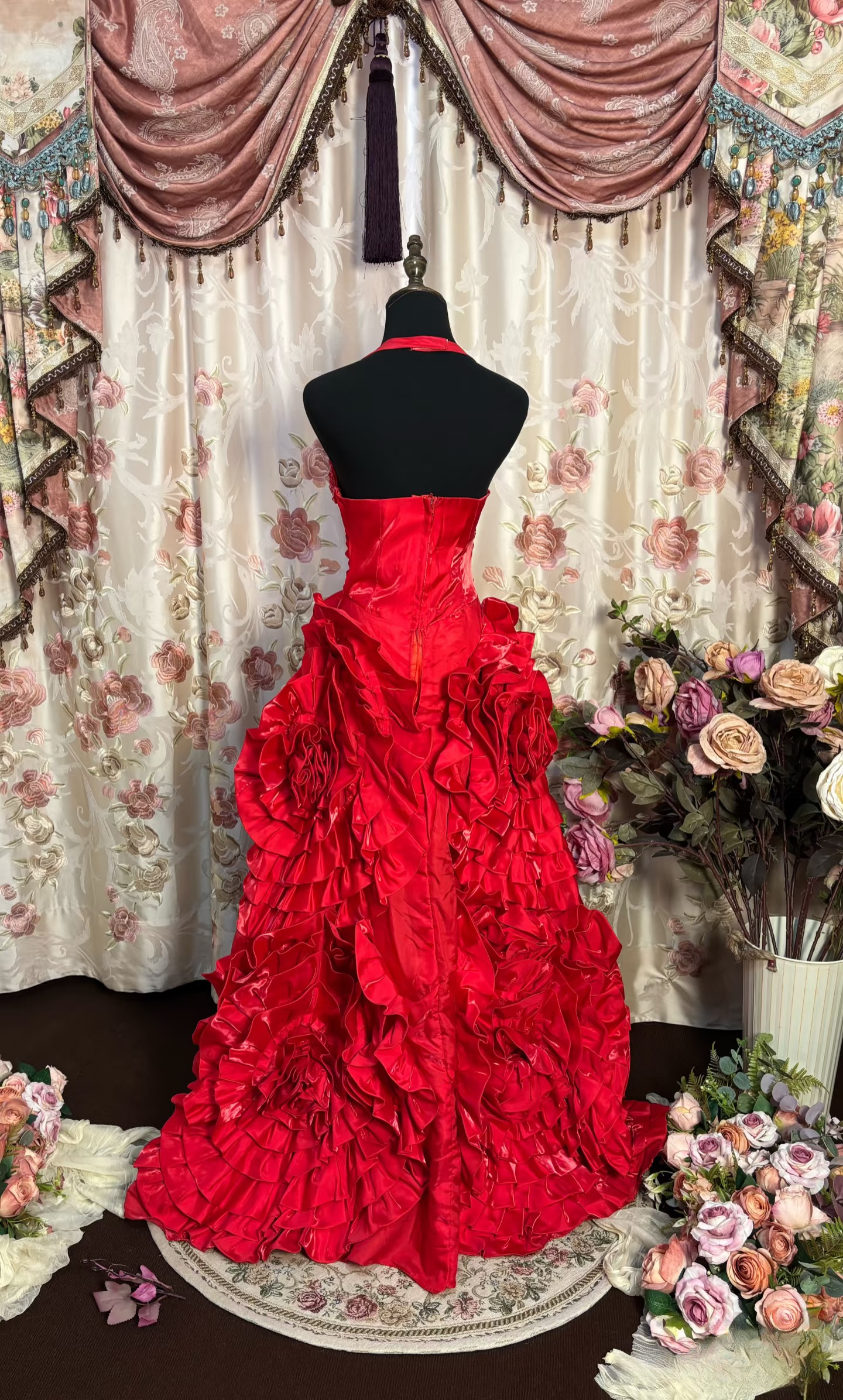 Retro-Ballkleid, Neckholder, roter Satin mit silbernen Perlen, langes Abendkleid im Stil der 70er und 80er Jahre, AU193