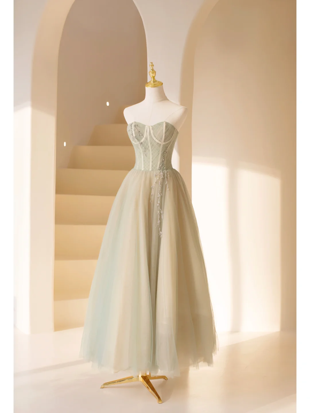 Bezauberndes, trägerloses, hellgrünes Tüll-Abendkleid – ein beeindruckendes Outfit zum 20. Geburtstag (AB909)