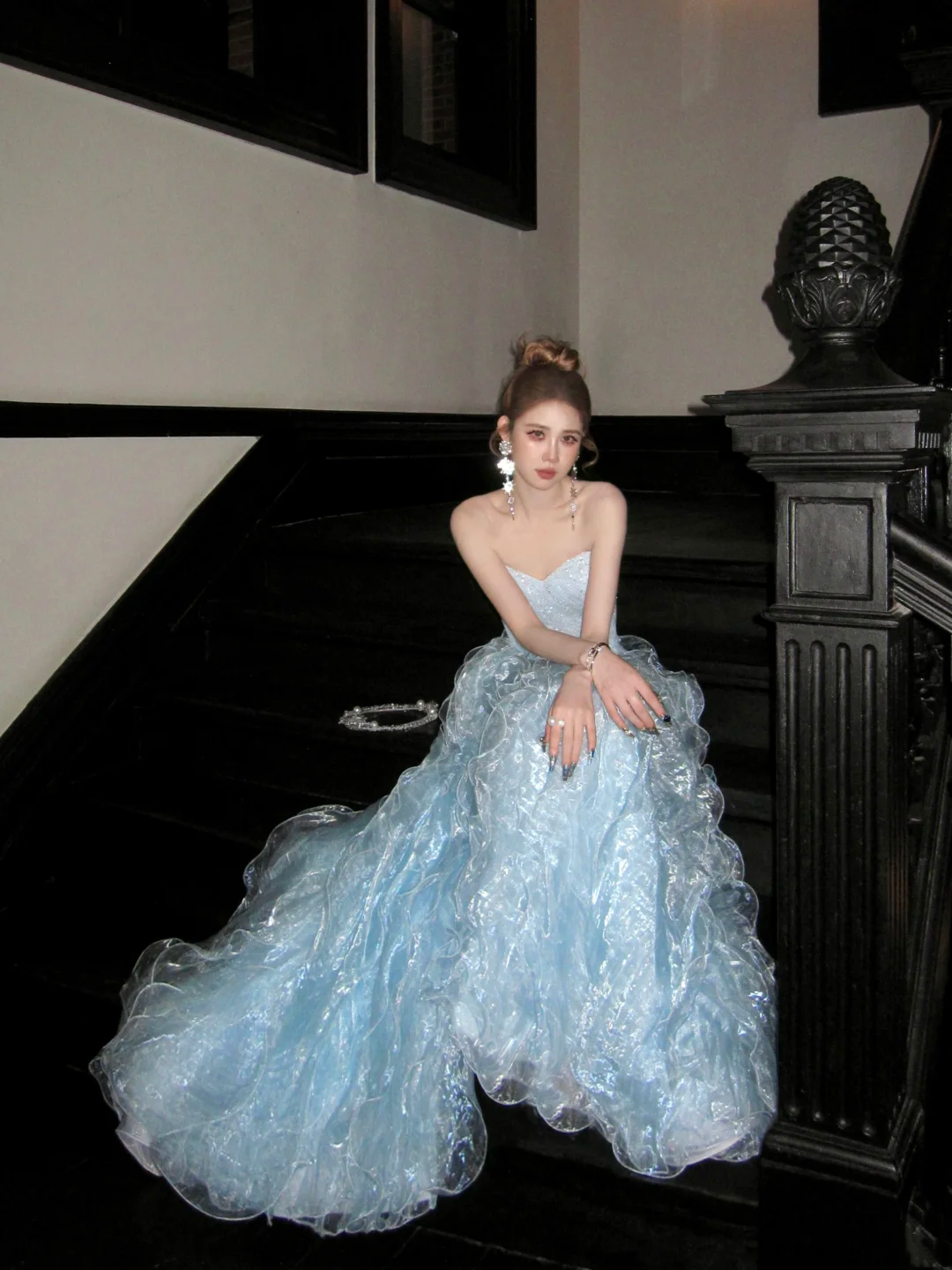 Robe de bal sobre en organza bleu à épaules dénudées, manches longues cape, à volants superposés, idéale pour une soirée de remise de diplômes (N054)