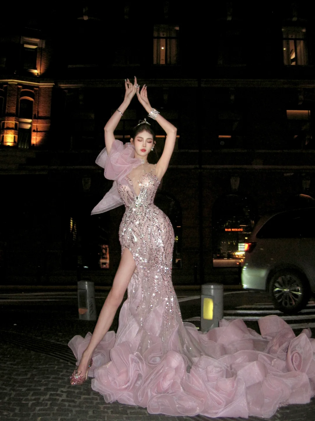 Robe de bal sirène rose à une épaule et à volants, longue et élégante, idéale pour une soirée de remise de diplômes (N078)