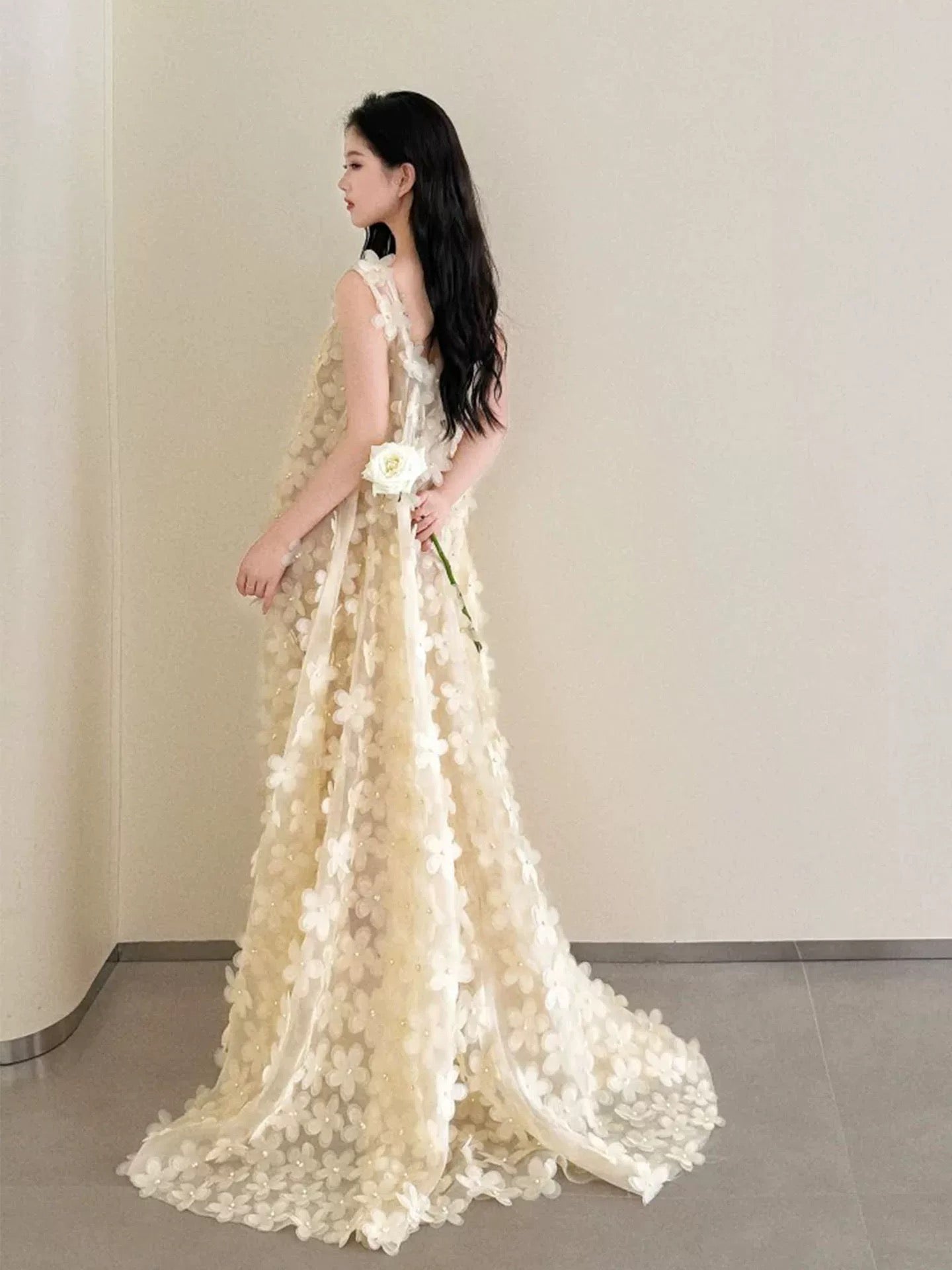 Robes de mariée mignonnes Robes de bal à encolure carrée sans manches avec fleurs Robe de mariée de jardin d'été N4089