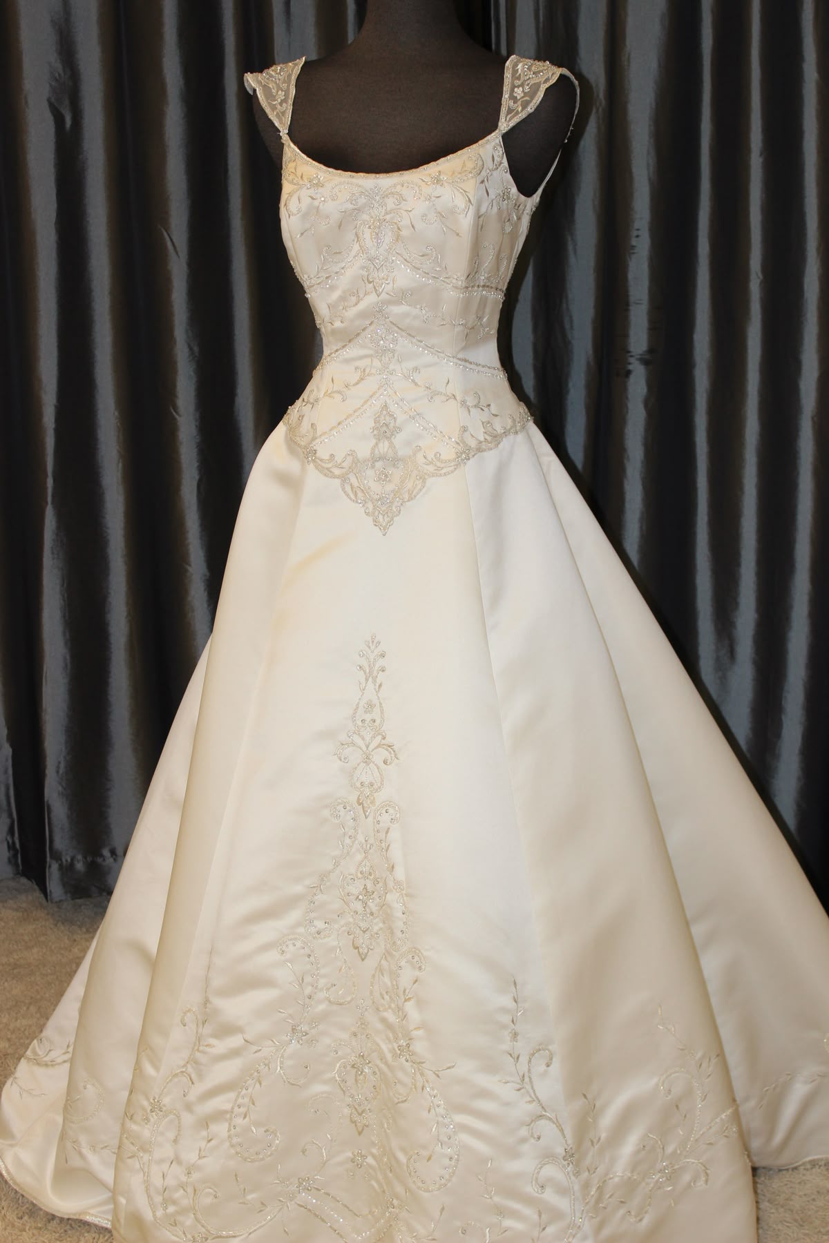 Princess Wedding Dress Ball Gown Vintage Square Neck Satin With Appliques Floor Length Bridal Gown RC1387