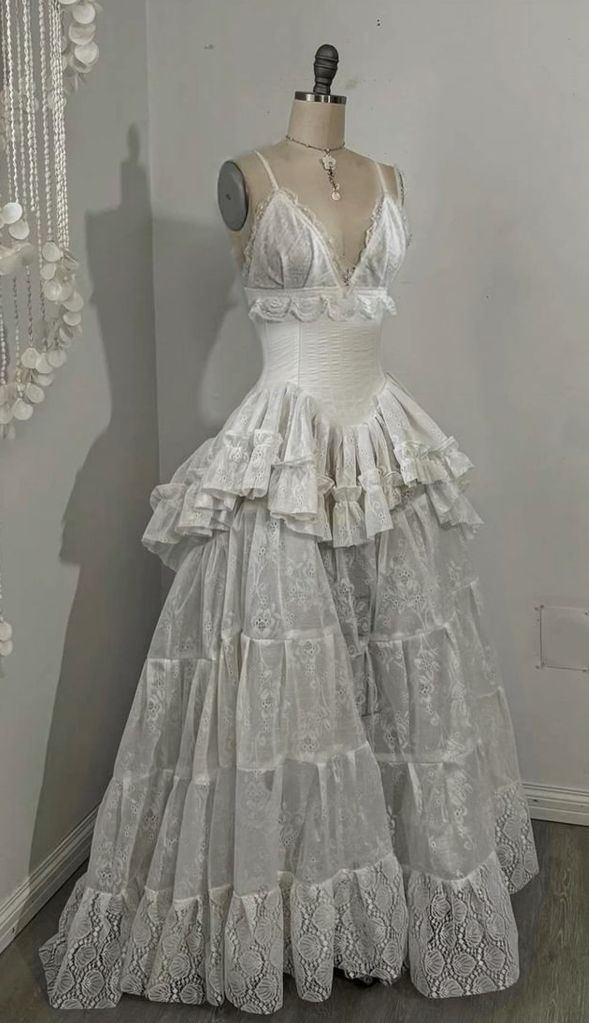 Princess Wedding Dress Ball Gown Spaghetti Straps White Lace With Ruffles Floor Length Bridal Gown RC1395