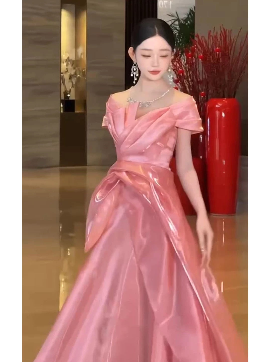 Élégante robe de soirée longue rose coupe trapèze à épaules dénudées et manches courtes pour le bal de promo N2025