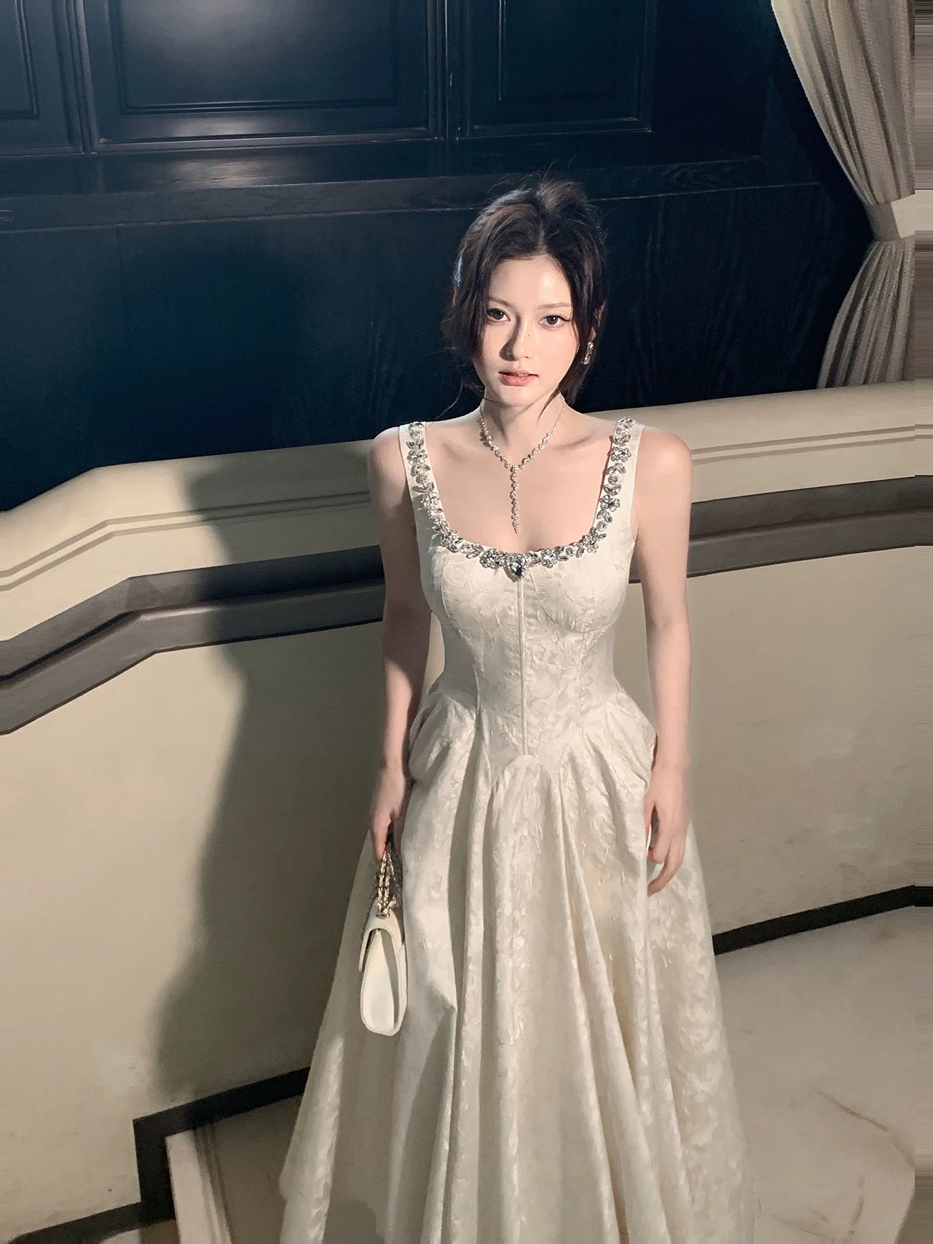 Einfaches A-Linien-Kleid mit eckigem Ausschnitt aus elfenbeinfarbenem Satin, inspiriert von langen Hochzeitsgastkleidern N2053