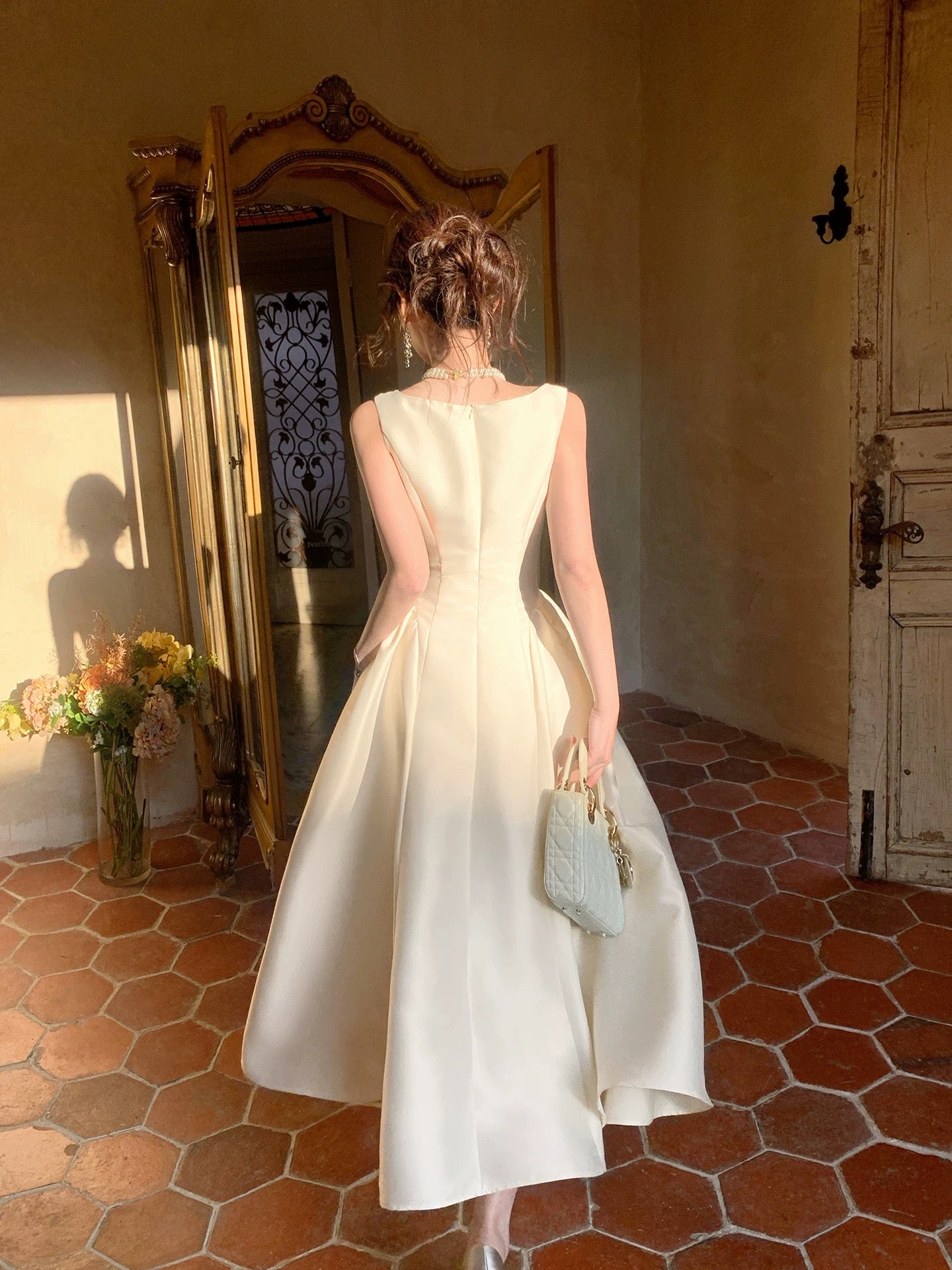 Schlichtes A-Linien-Kleid mit eckigem Ausschnitt, elfenbeinfarbenem Satin, inspiriert von langen Hochzeitsgäste-Kleidern N2061