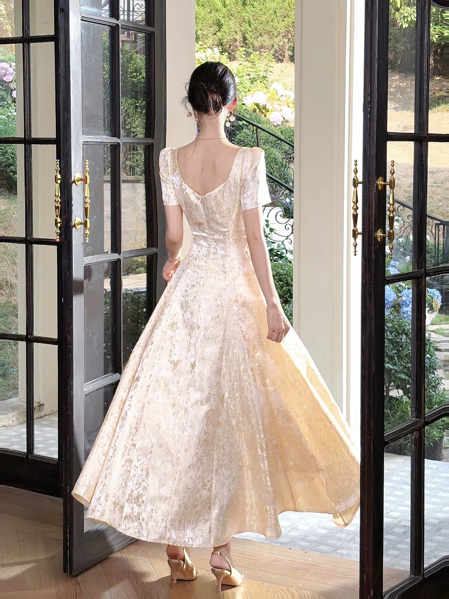 Robes d'invitées de mariage et de bal longues en satin doré et dentelle coupe trapèze simples N2095