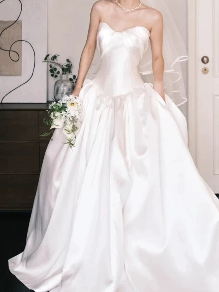Robes de mariée romantiques Robe de bal Bustier Cœur Satin Blanc Jardin d'été Longue robe de mariée N3912