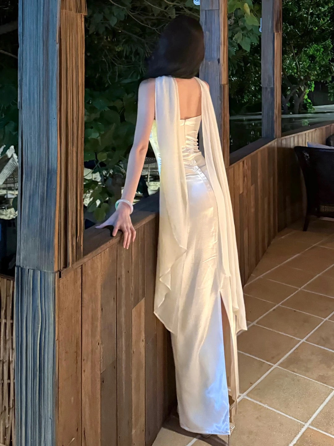 Robes de bal simples Fourreau bustier en satin blanc avec écharpe Robe de soirée longue habillée N3996