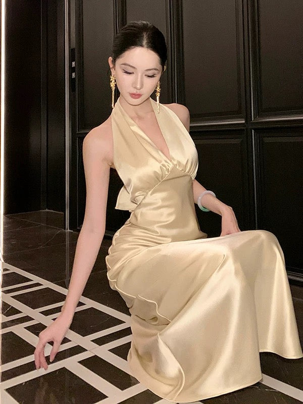 Bescheidenes Meerjungfrauen-Neckholder-Knielanges Champagner-Outfit für den 21. Geburtstag Elegante Sommer-formelle Hochzeitsgastkleider N3999