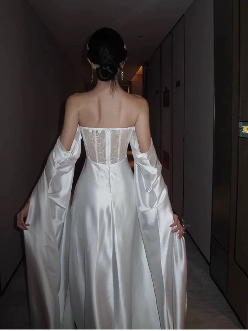 Einfache Abschlussballkleider A-Linie schulterfrei elfenbeinfarbenes Abendkleid festlich mit langen Ärmeln Ballkleid N4001