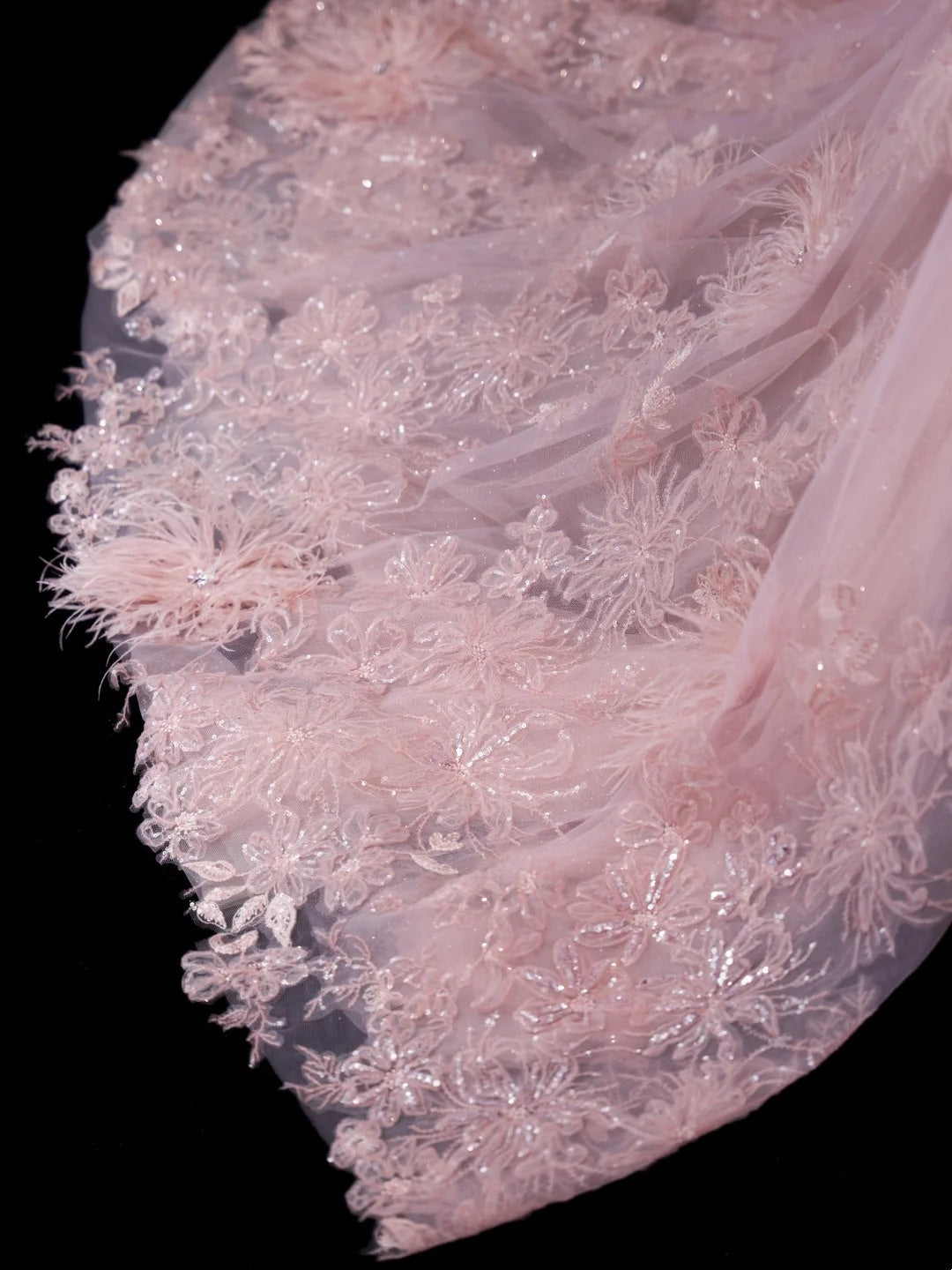 Robe de bal chic sans bretelles, courte, rose en dentelle avec applications de plumes, inspiration robe de soirée formelle, robe de bal N150