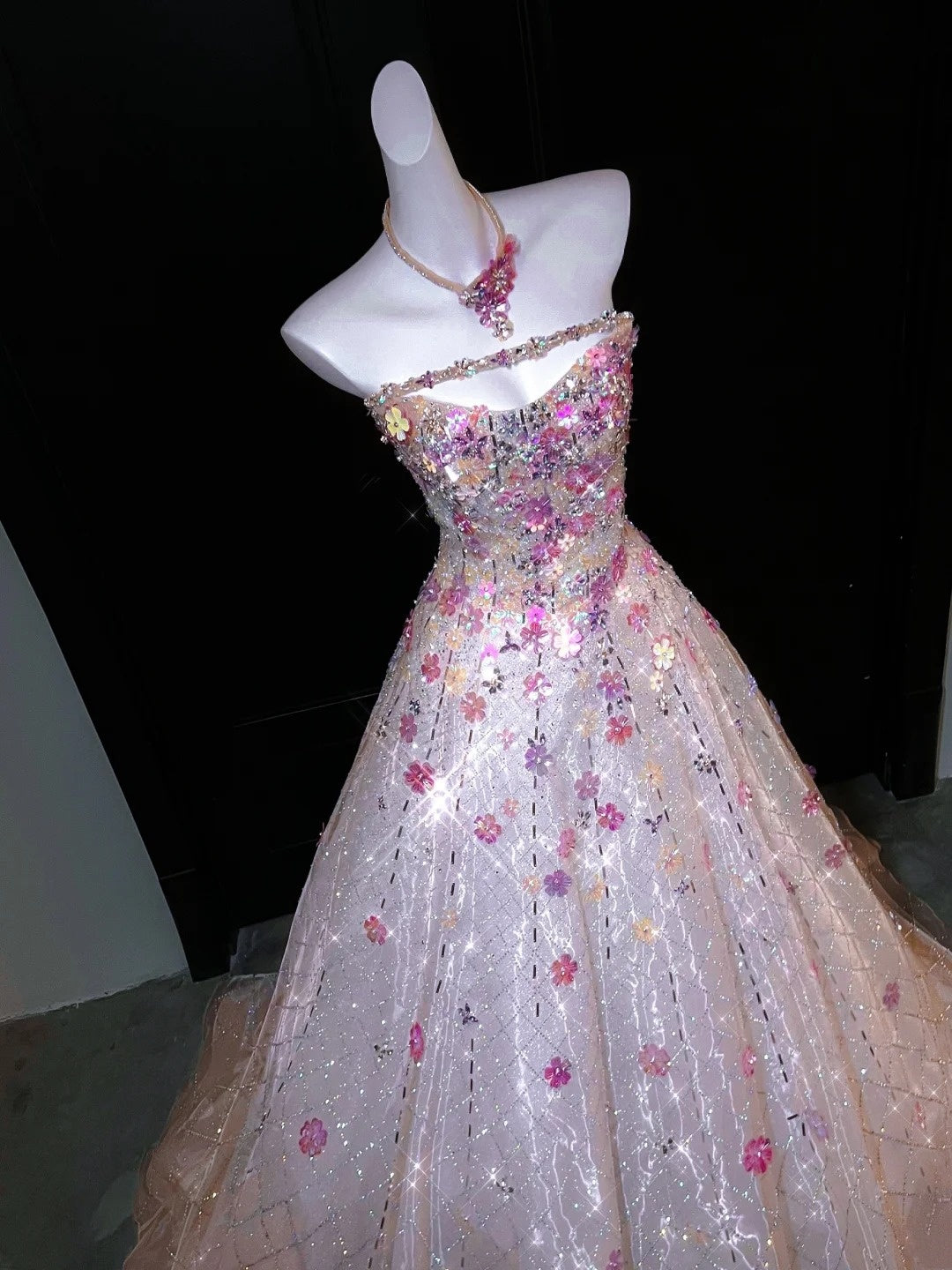 Robe de bal chic sans bretelles rose à sequins et cristaux perlés - Inspiration robes de soirée formelles et robes de bal N158