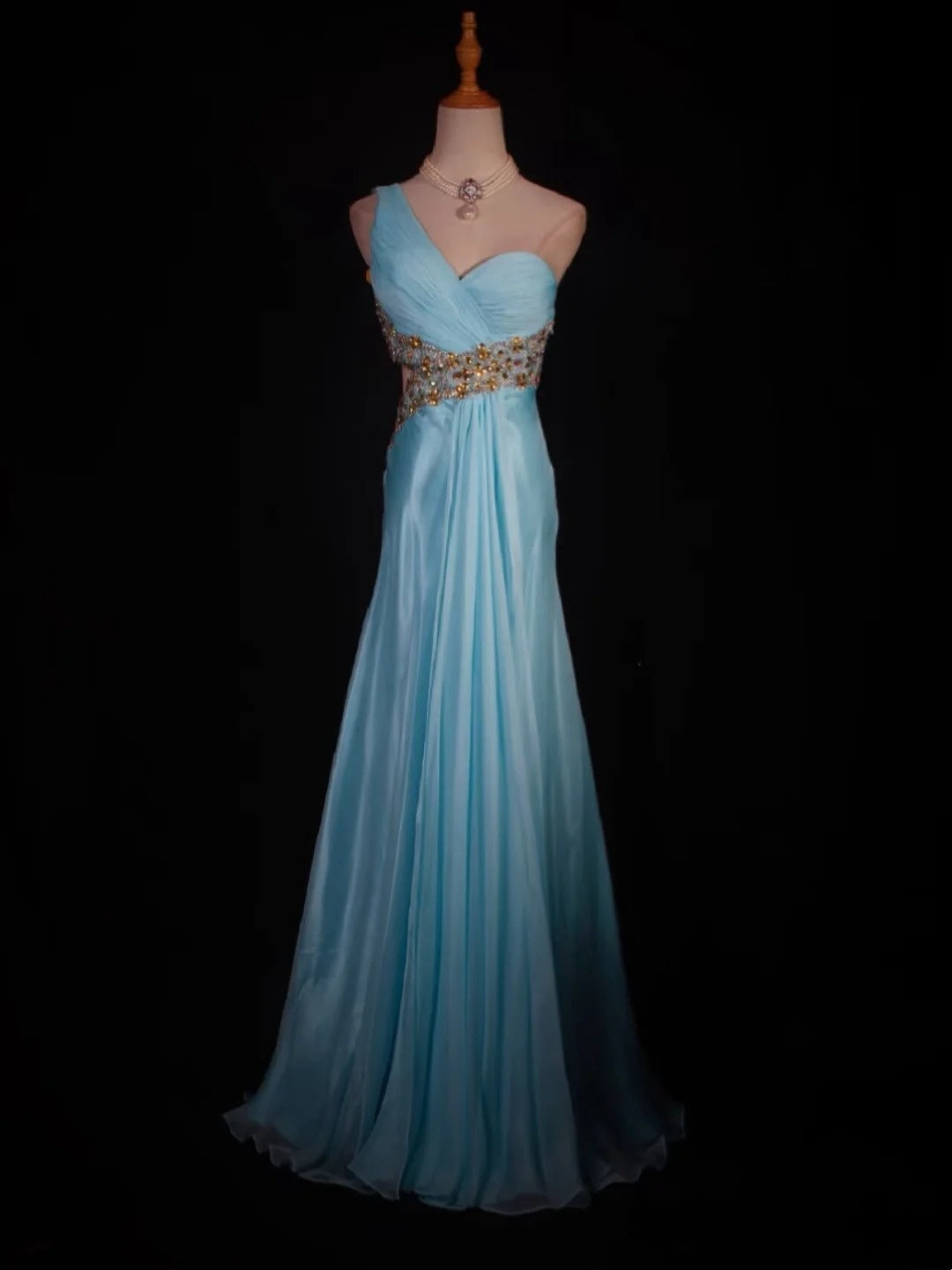 Robe de bal longue vintage trapèze asymétrique bleu ciel clair ornée de perles, inspiration robe de soirée formelle N194