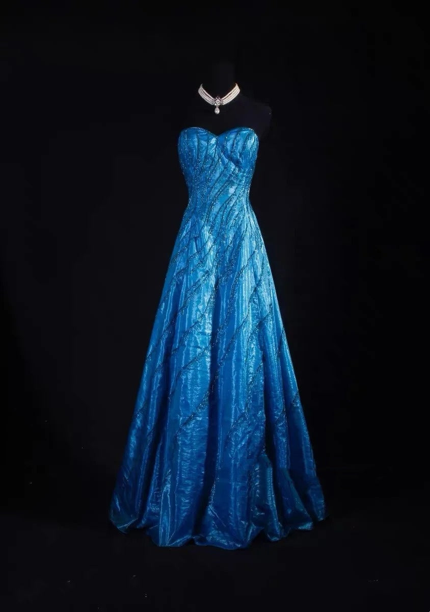 Robe de bal longue bleu roi vintage coupe trapèze, décolleté cœur, ornée de perles. Inspiration robe de soirée formelle N192