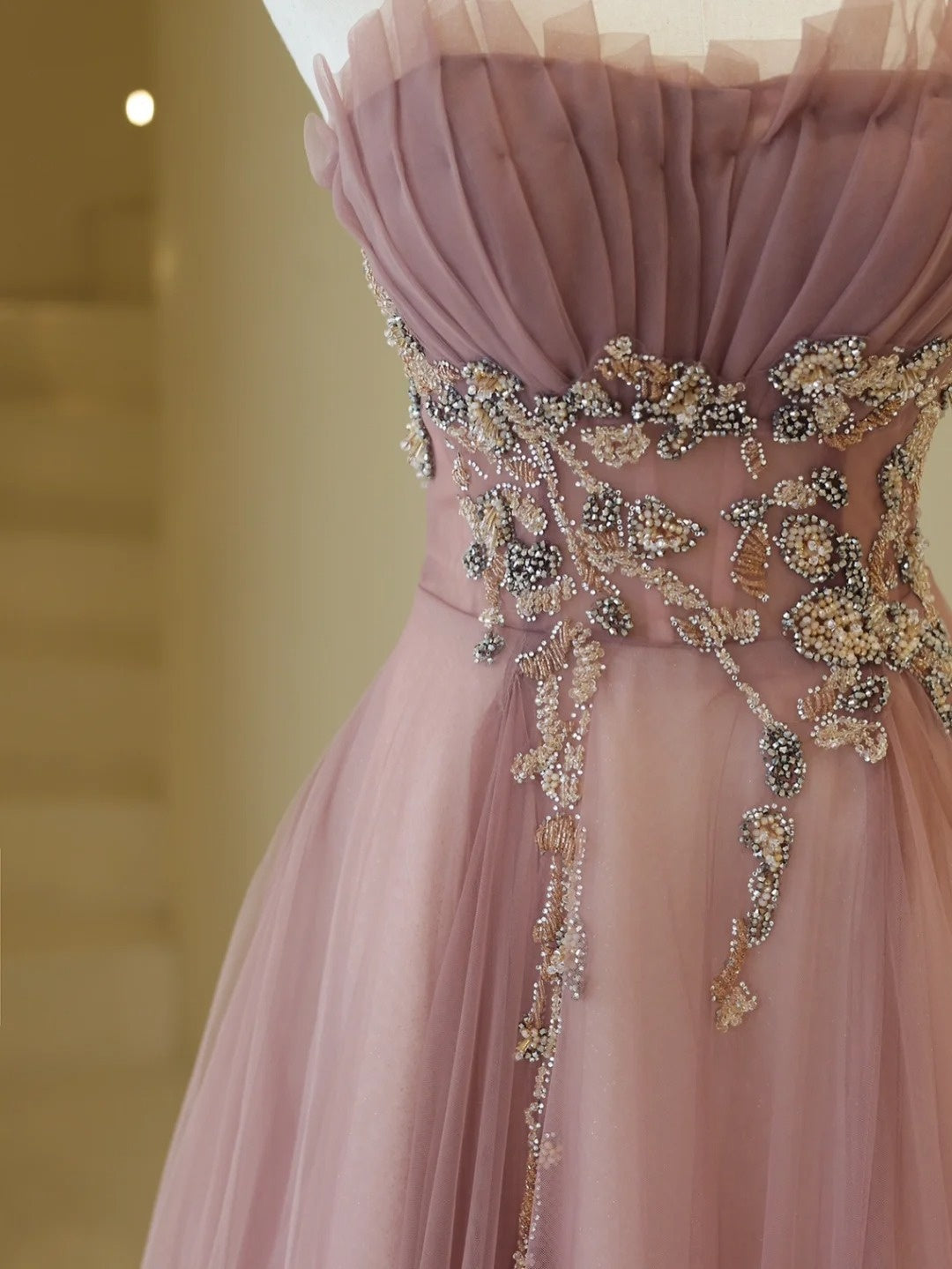 Stilvolles, trägerloses, langes A-Linien-Abendkleid aus altrosa Tüll – Inspiration für formelle Anlässe und Partys (Modell N198)
