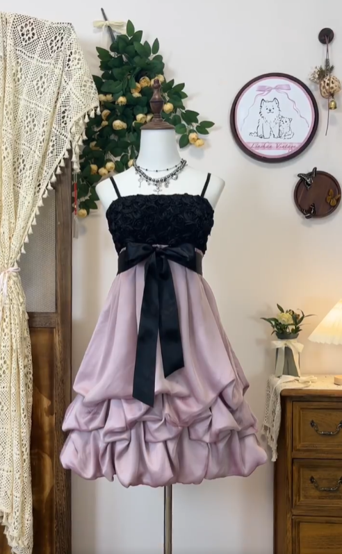Elegante Spaghettiträger Satin Flieder Kurze Abschlussball Abiball Homecoming Kleider N4570