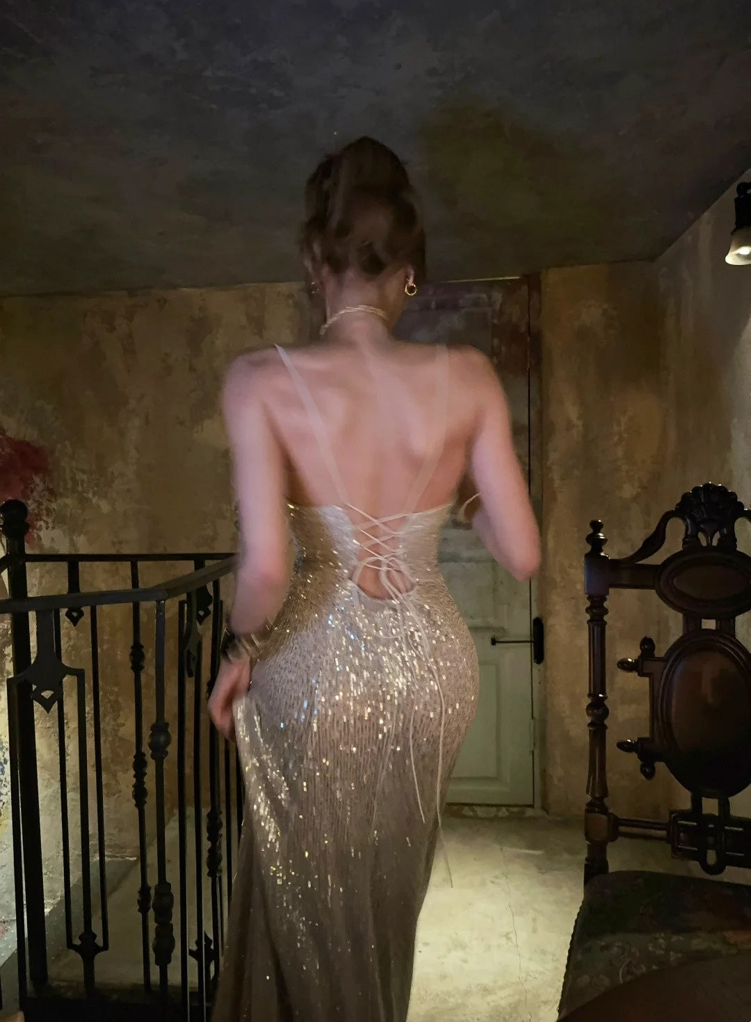 Glitzerndes, champagnerfarbenes Meerjungfrauen-Abendkleid mit Spaghettiträgern und Korsettrücken – Inspiration für festliche Anlässe zum 18. Geburtstag (Modell N471)